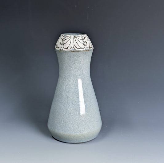 Vase - Lacy-wing collar